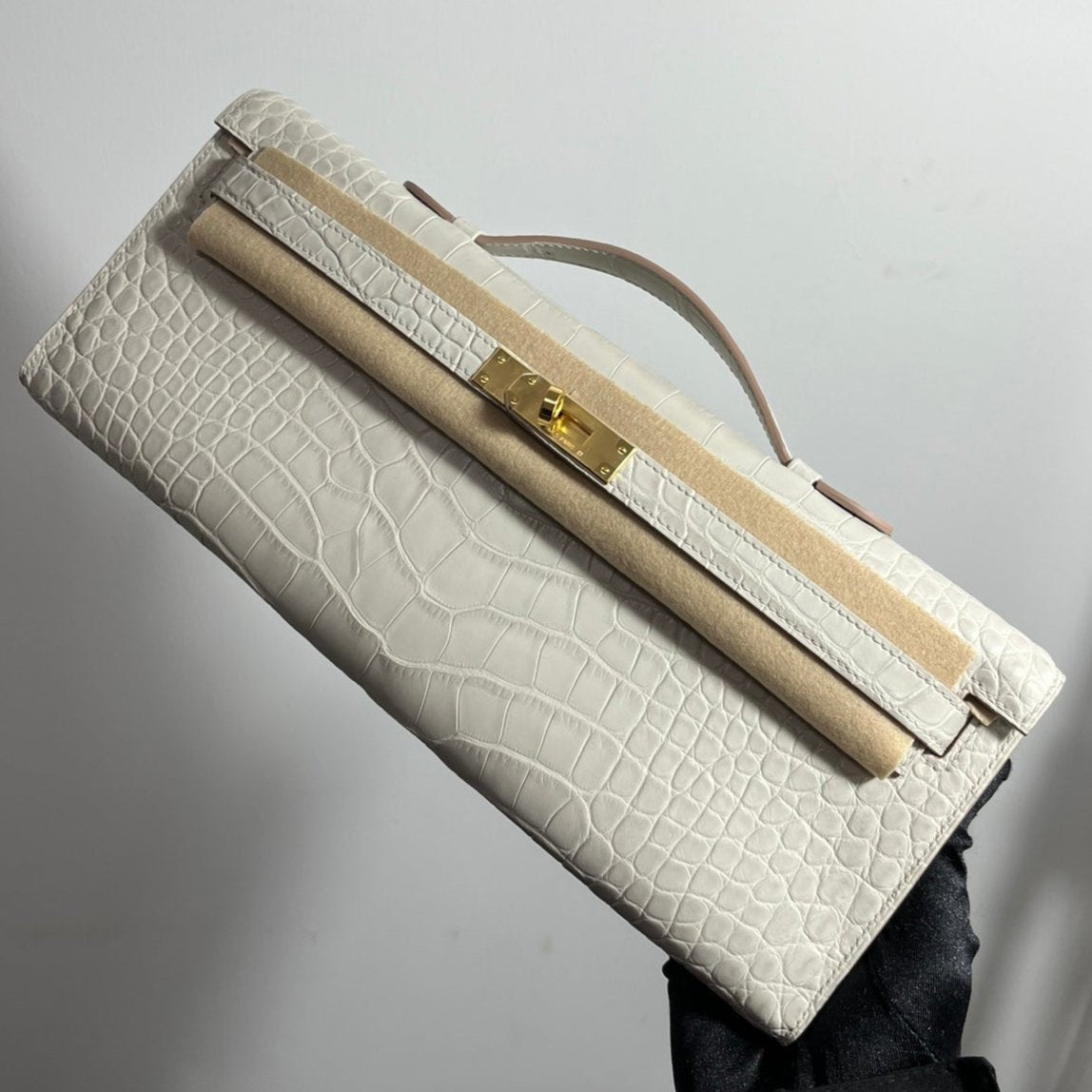Hermes Kelly Cut 31 in White Shinny Alligator Leather with Gold Hardware Bag