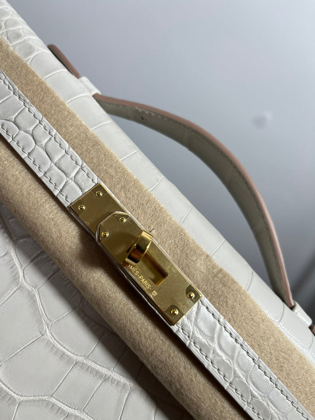 Hermes Kelly Cut 31 in White Shinny Alligator Leather with Gold Hardware Bag
