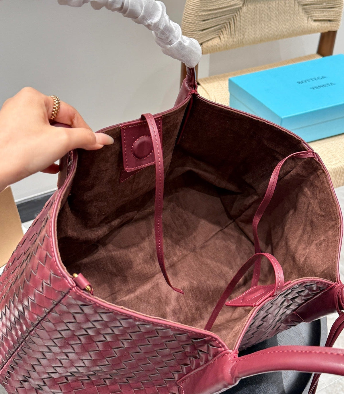 Bottega Veneta Pinacoteca Tote Bag 38 in Burgundy Calfskin