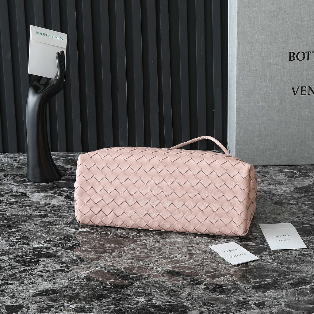 Bottega Veneta Medium Andiamo 32 in Light Pink Lambskin Bag