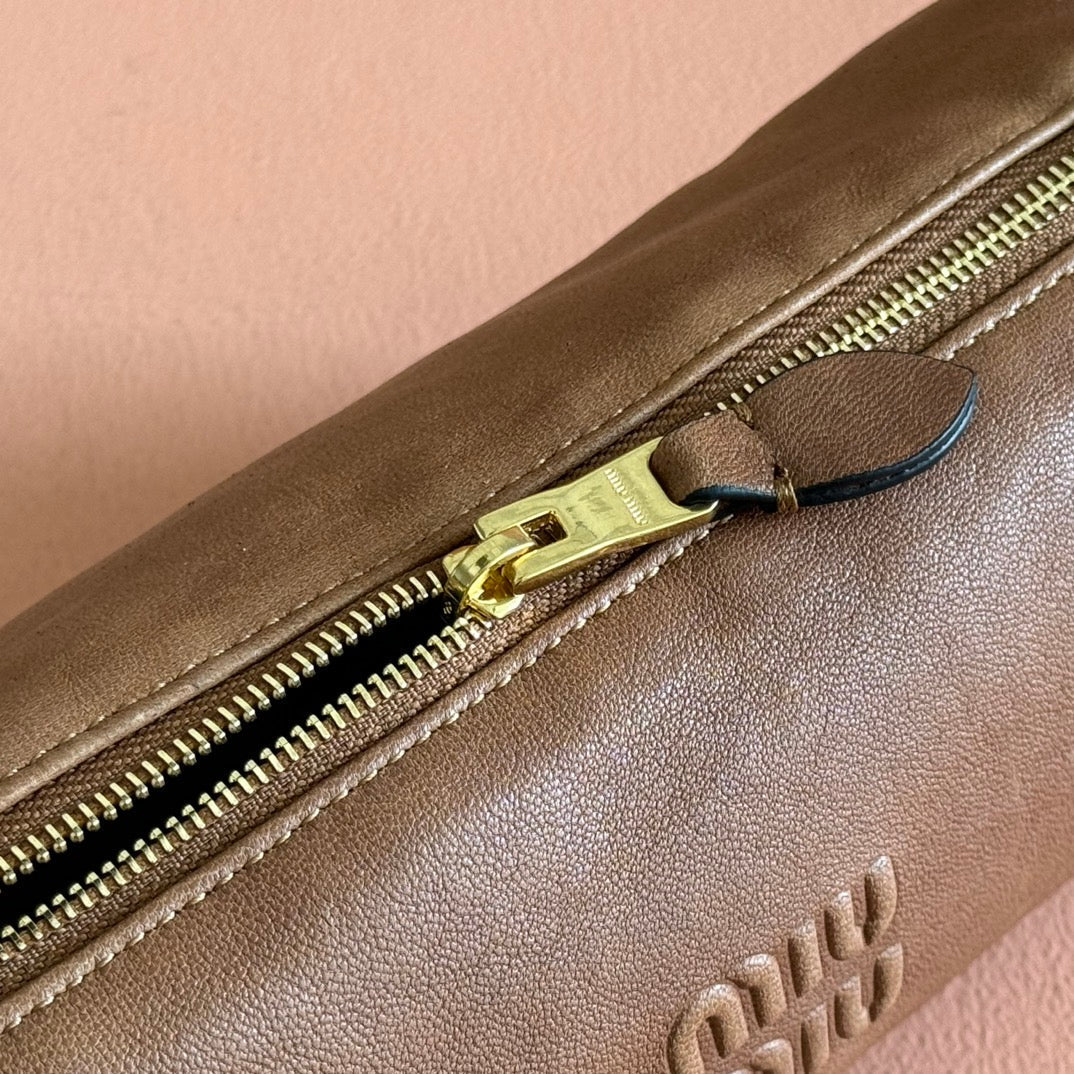 Nappa Pouch 22 in Briarwood Calfskin