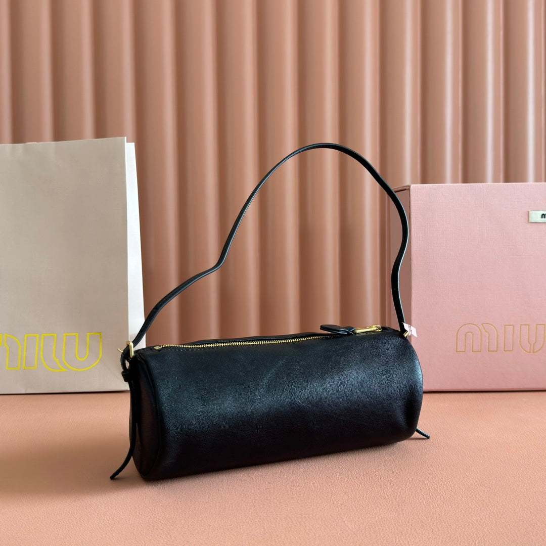 Nappa Pouch 22 in Black Calfskin