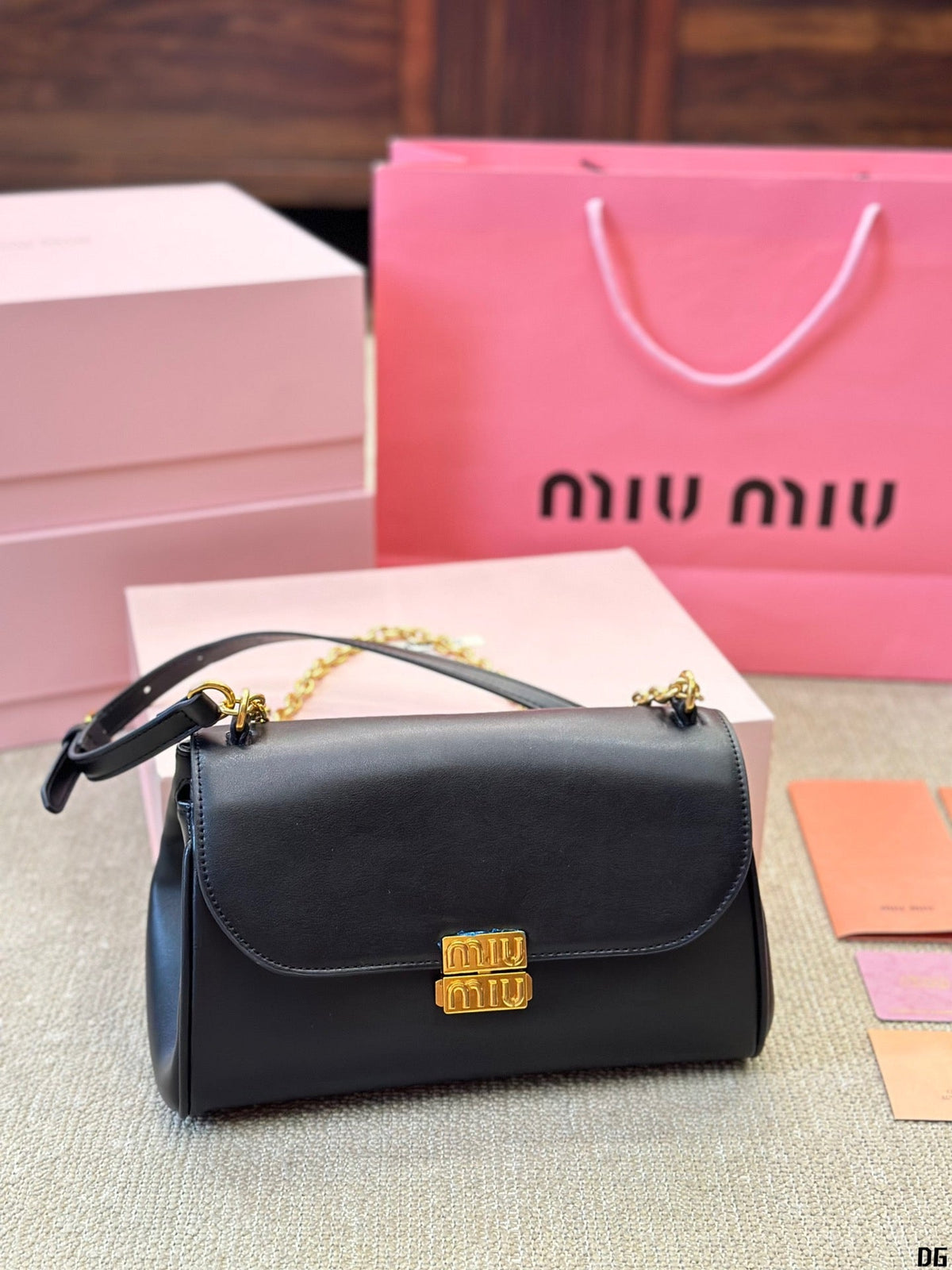 Shoulder Bag 25 in Black Calfskin Gold Hardware