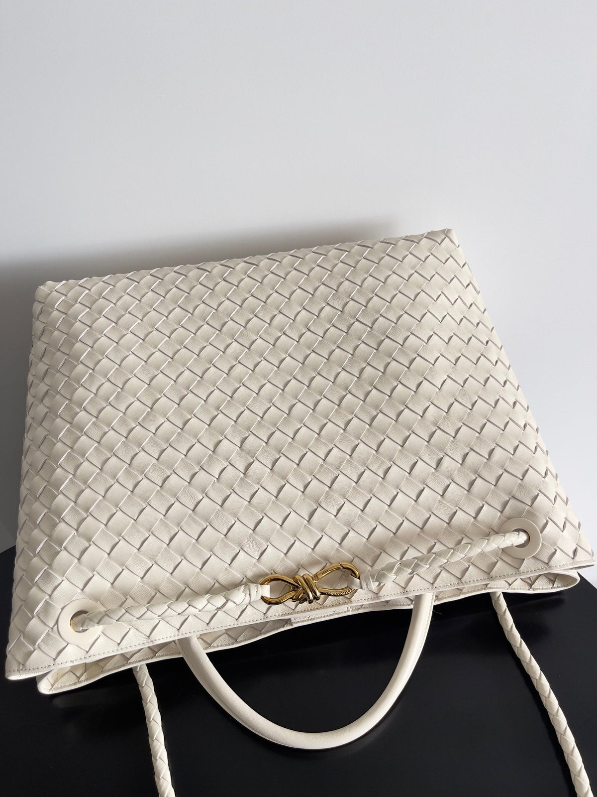 Bottega Veneta Large Handle Bag Andiamo 45 in Off White Lambskin