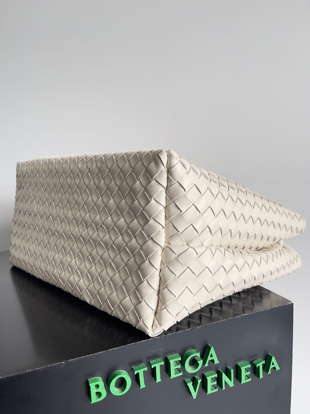 Bottega Veneta Large Handle Bag Andiamo 45 in Off White Lambskin