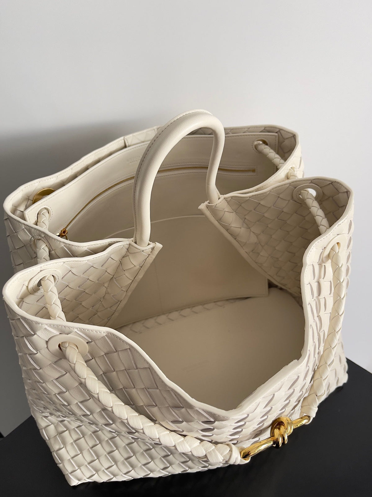 Bottega Veneta Large Handle Bag Andiamo 45 in Off White Lambskin