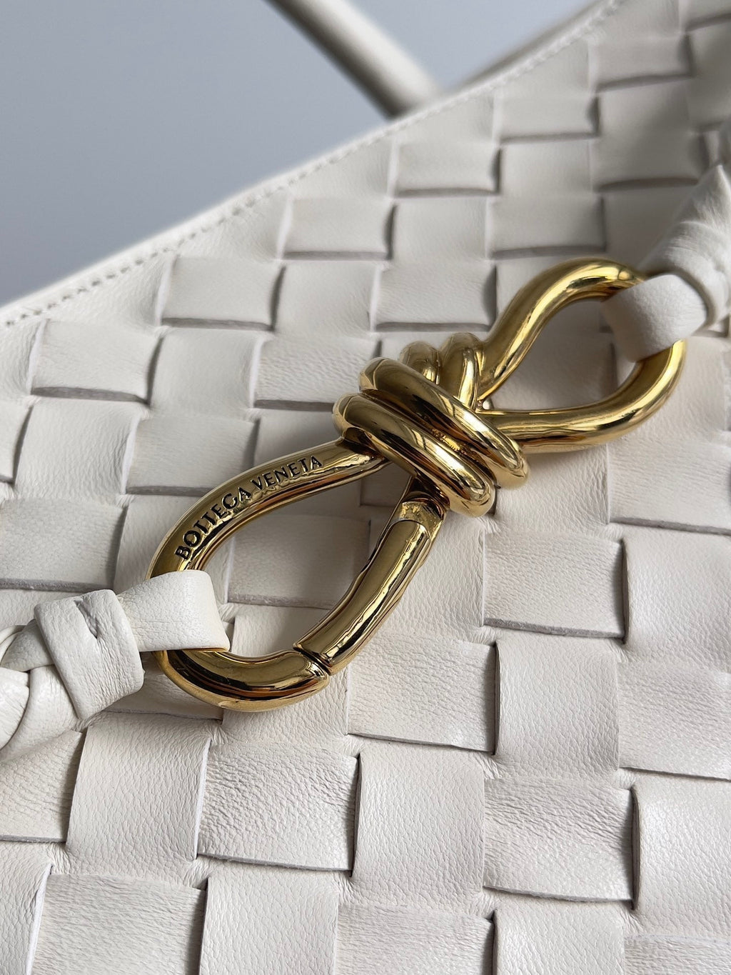 Bottega Veneta Large Handle Bag Andiamo 45 in Off White Lambskin