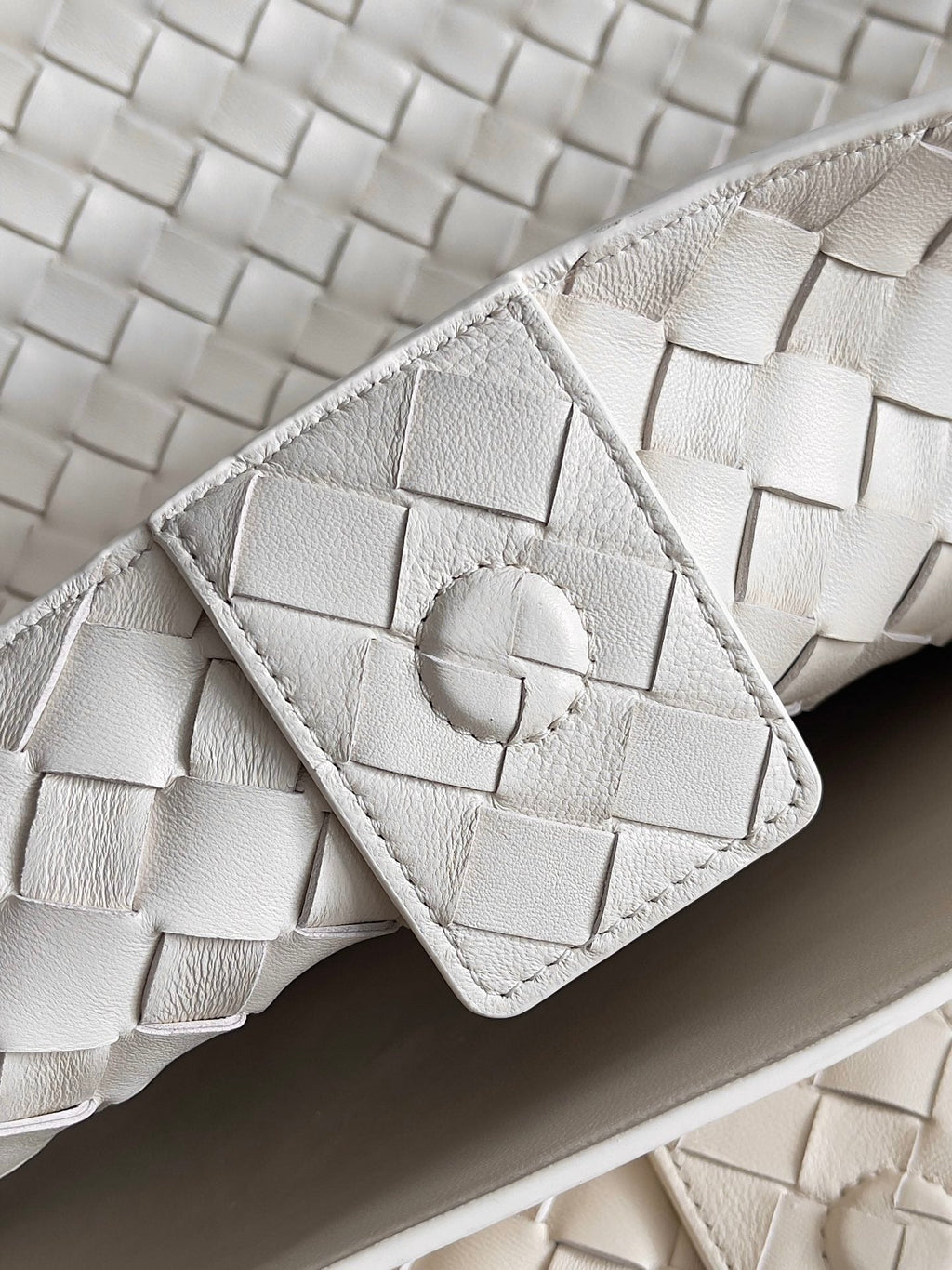 Bottega Veneta Large Handle Bag Andiamo 45 in Off White Lambskin