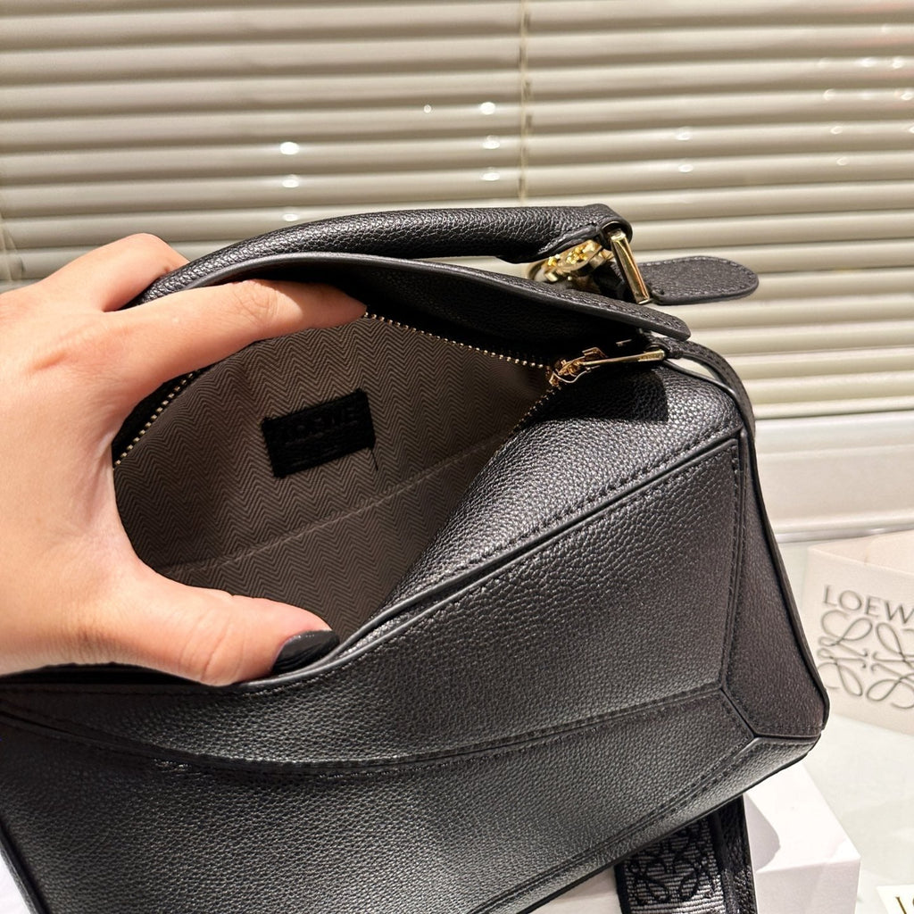 Loewe Medium 25 Puzzle Bag in Black Grained Calfskin