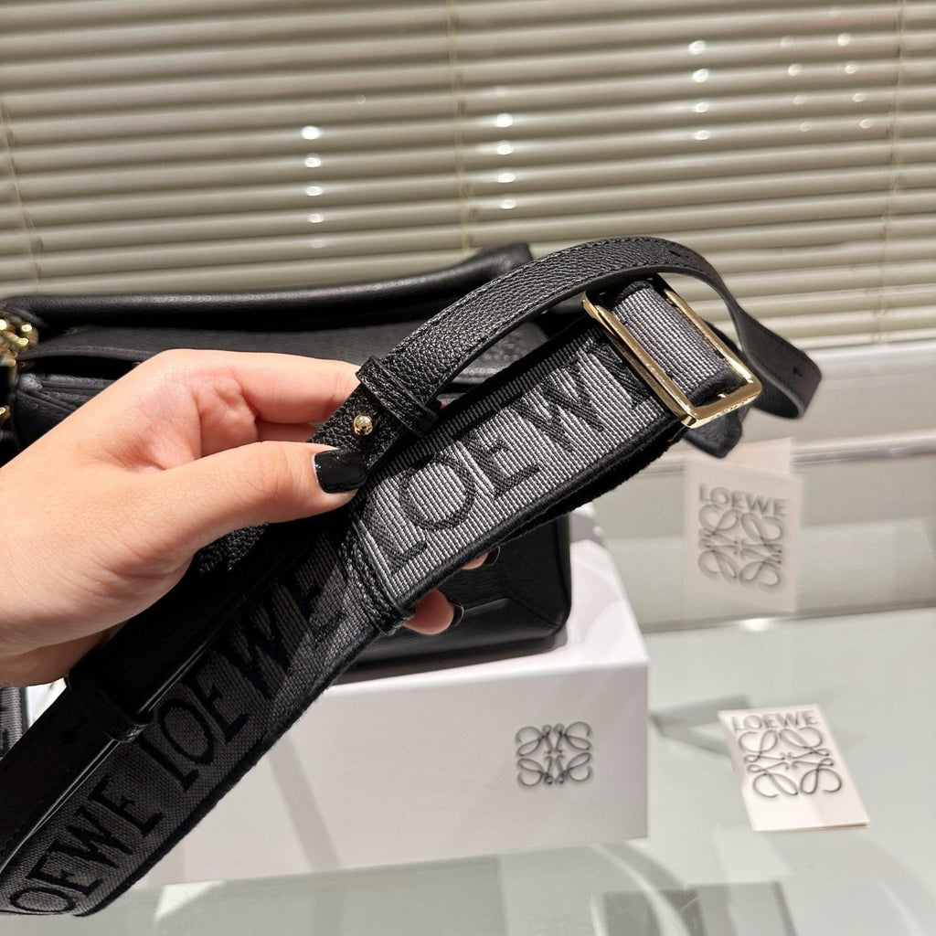 Loewe Medium 25 Puzzle Bag in Black Grained Calfskin