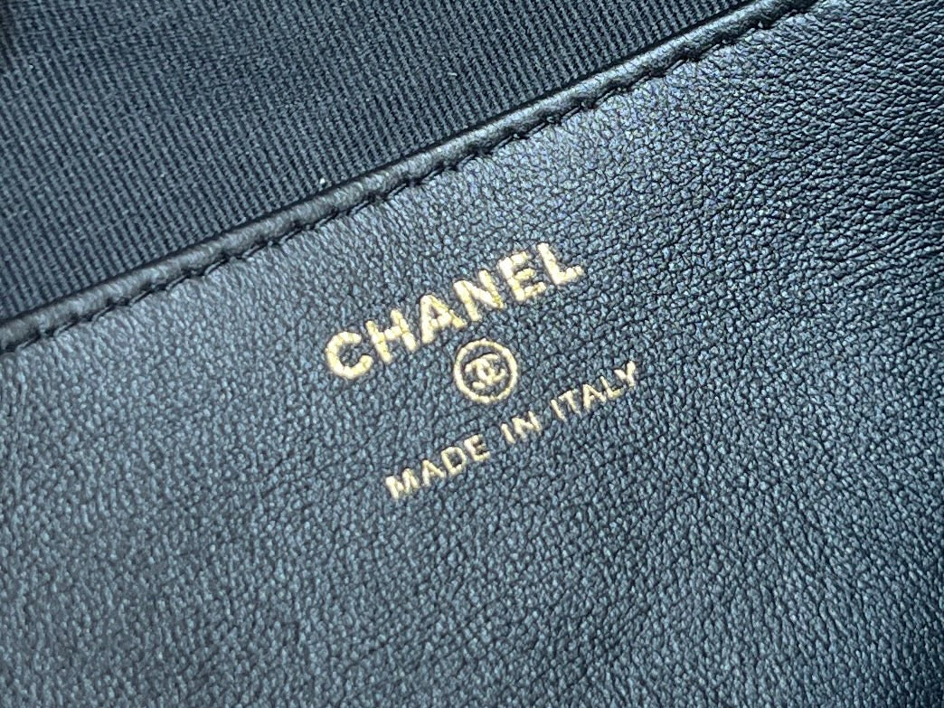 Chanel Quilted Shoulder Bag 21 in Black Lambskin with Gold Metallic