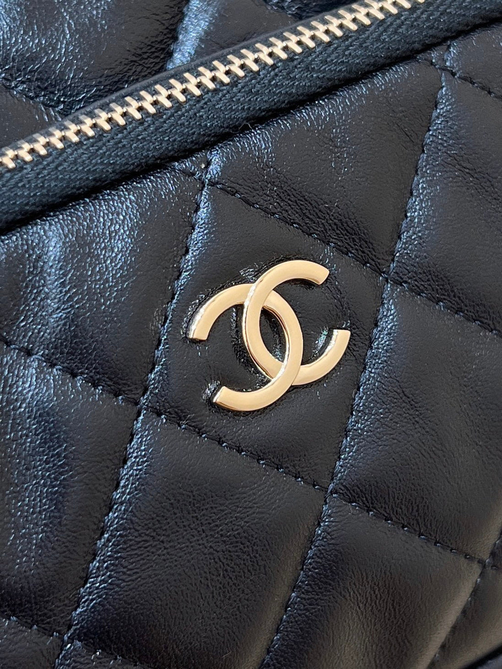 Chanel Quilted Shoulder Bag 21 in Black Lambskin with Gold Metallic