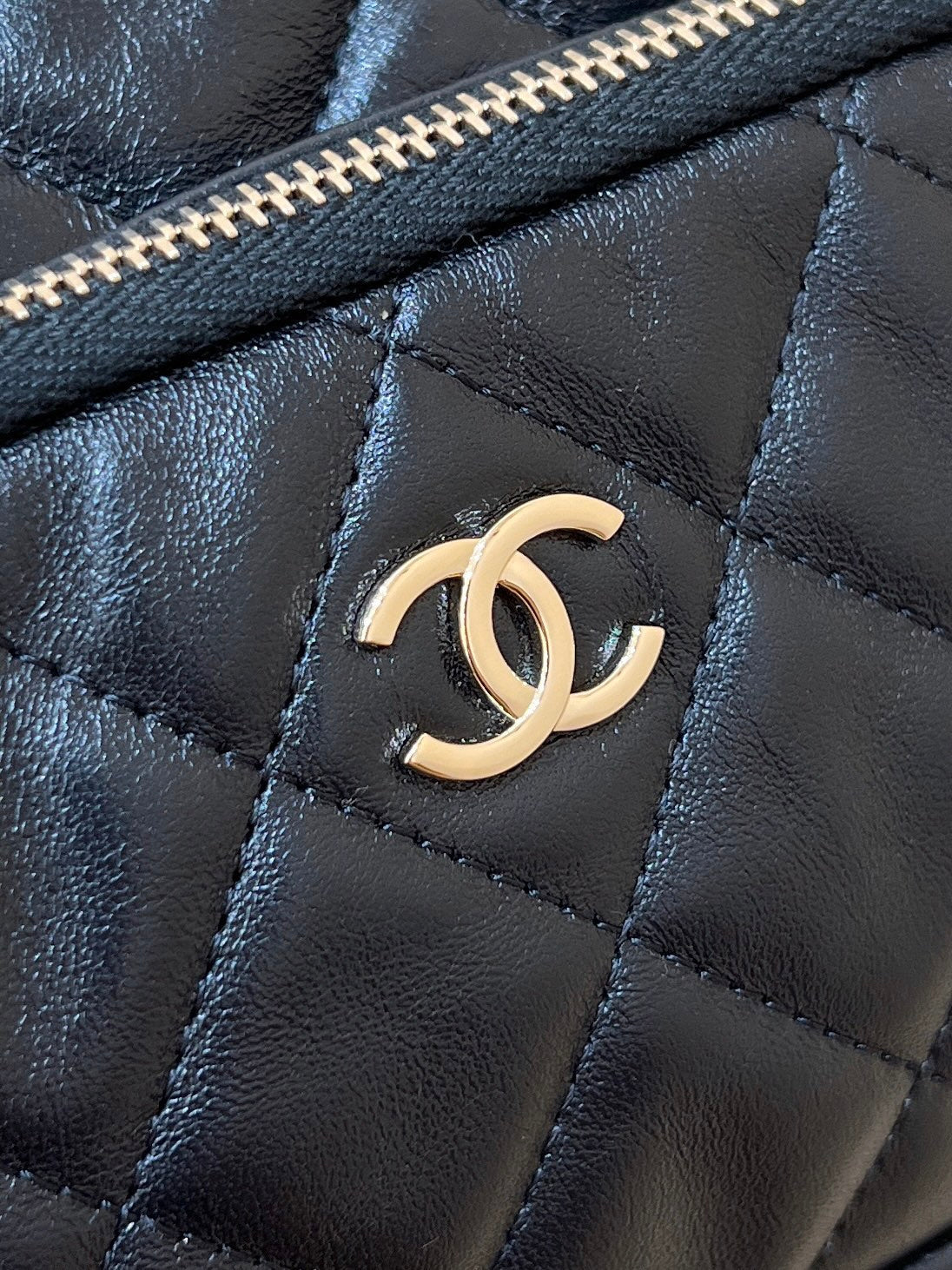 Chanel Quilted Shoulder Bag 21 in Black Lambskin with Gold Metallic