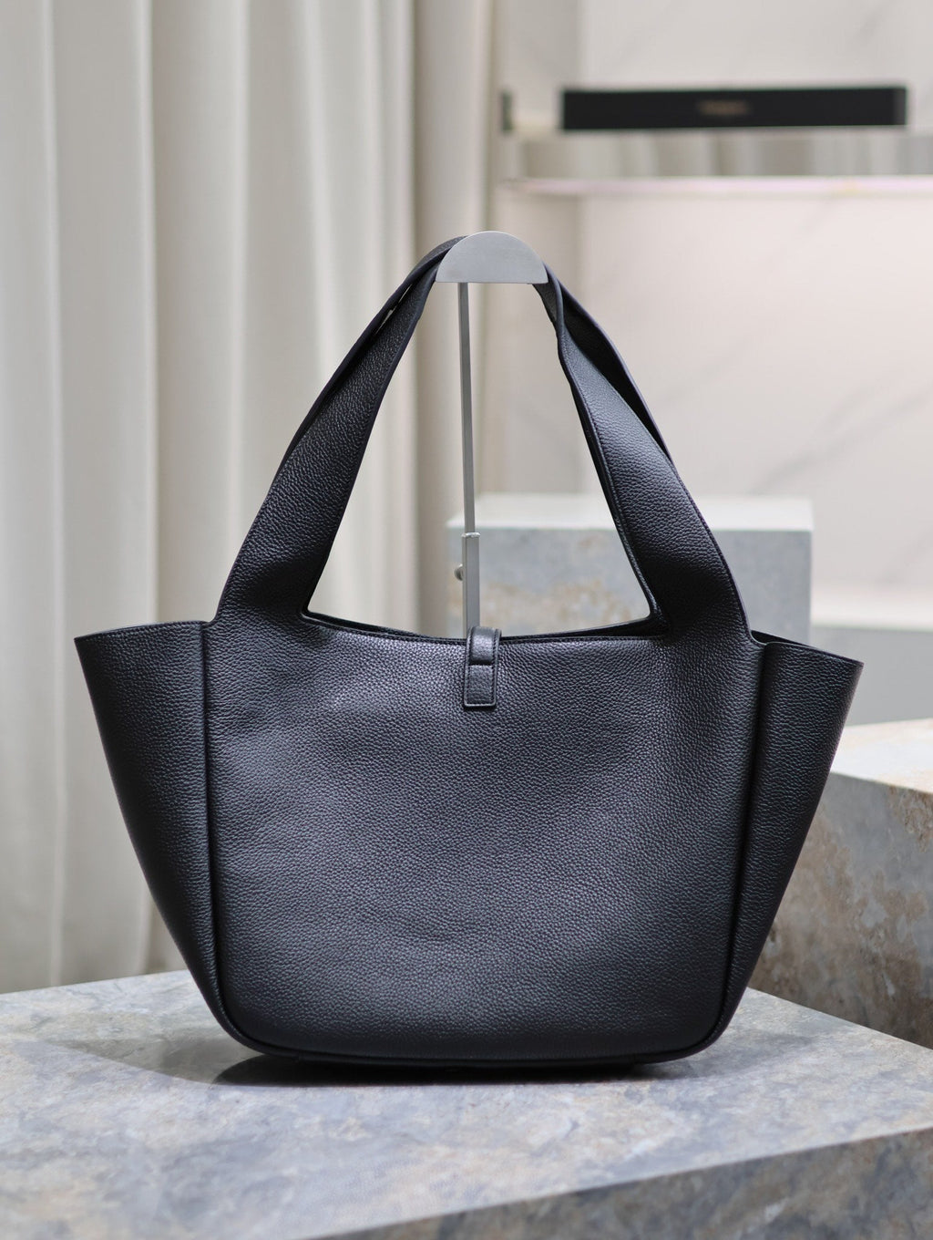 Saint Laurent Le 5 À 7 Bea Tote Bag 50 in Black Lambskin Gold Logo