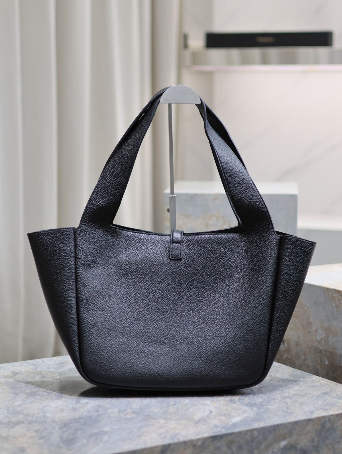 Saint Laurent Le 5 À 7 Bea Tote Bag 50 in Black Lambskin Gold Logo