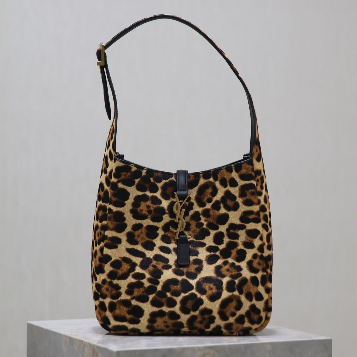 Saint Laurent Le 5 À 7 Small Supple 23 in Leopard Print Calfskin Bag