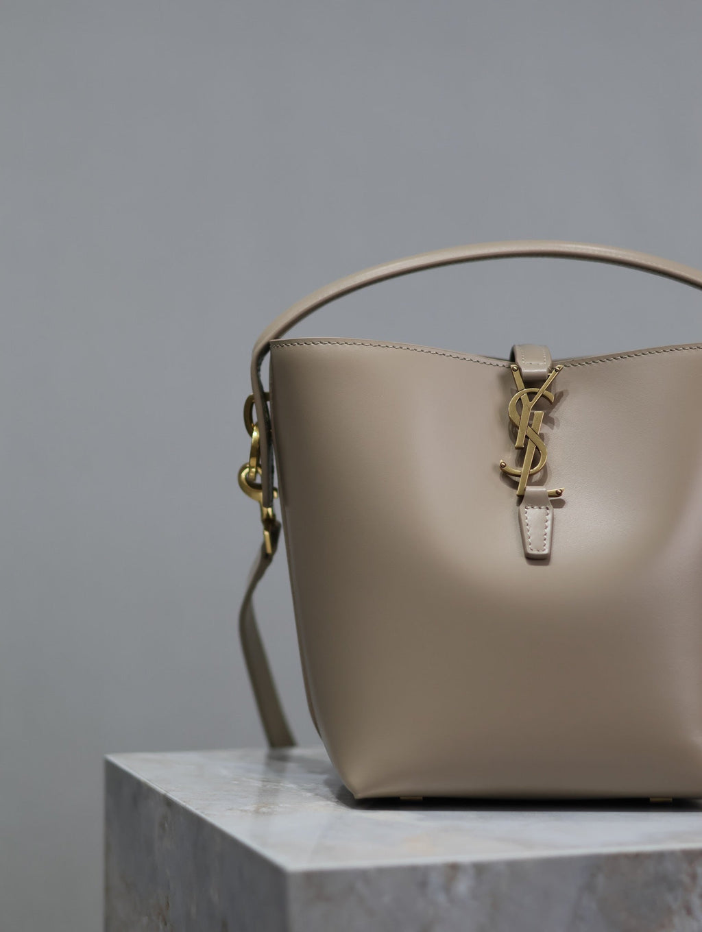 Saint Laurent 25S Le 37 Bucket 20 in Beige Calfskin Gold Hardwre