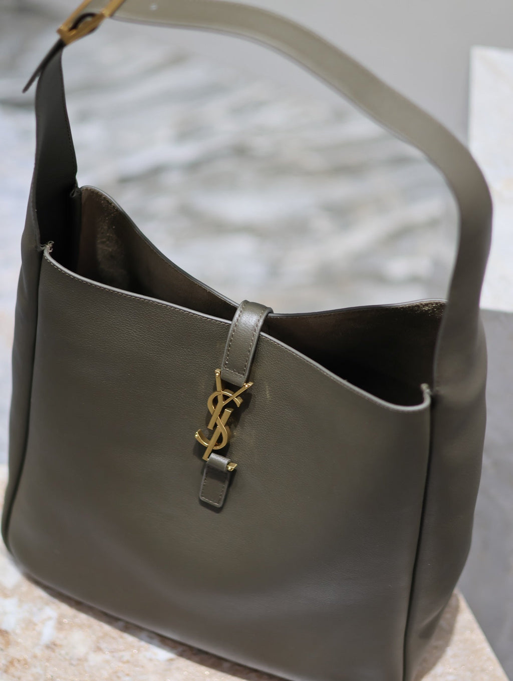 Saint Laurent Le 5 À 7 Large Bag 31 in Khaki Green Lambskin