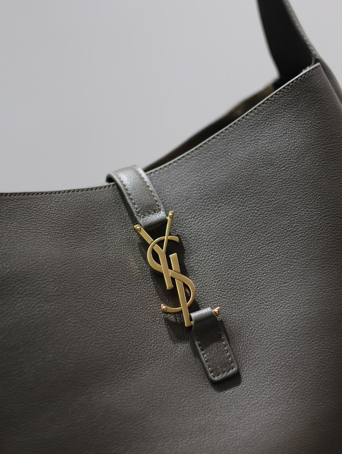 Saint Laurent Le 5 À 7 Large Bag 31 in Khaki Green Lambskin