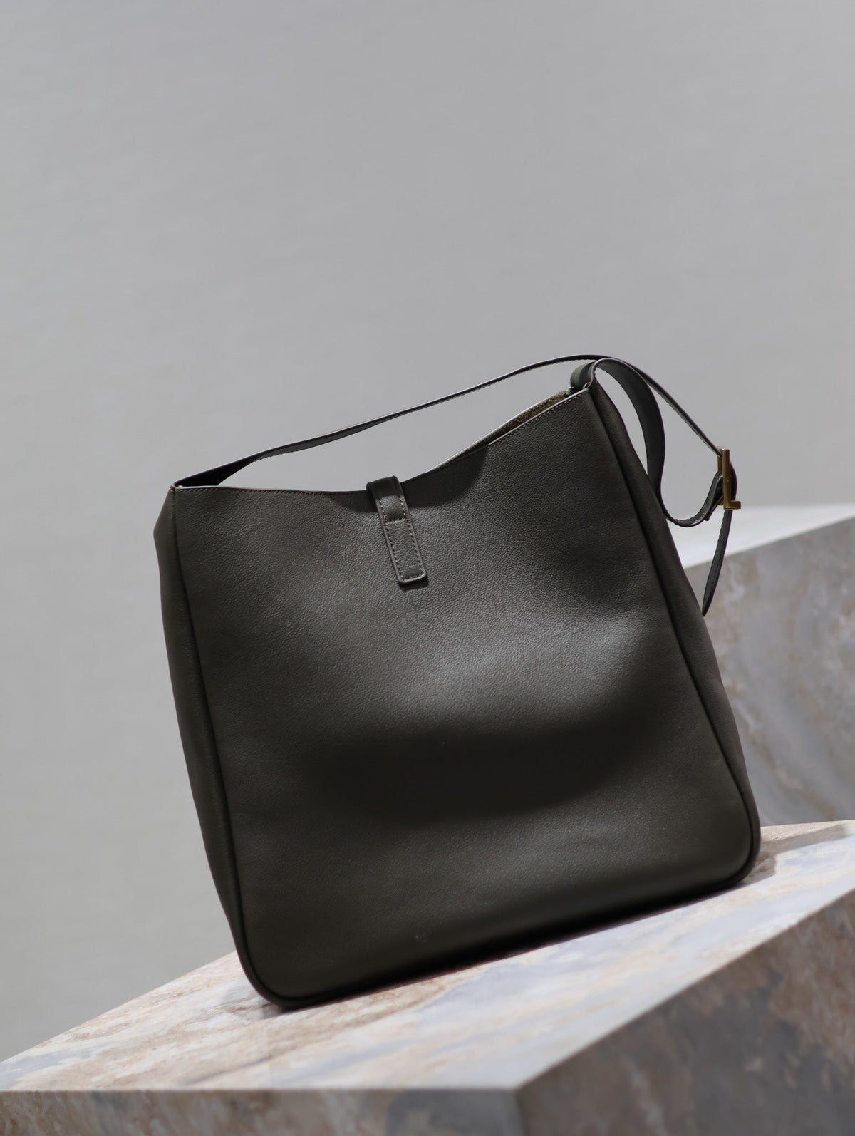 Saint Laurent Le 5 À 7 Large Bag 31 in Khaki Green Lambskin